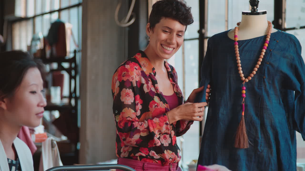 diseñadores de moda en una reunión discutiendo prendas de vestir tomadas en r3d