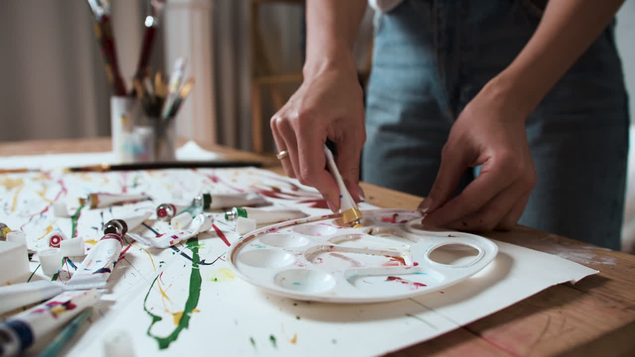 컬러 페인트를 사용하는 예술가