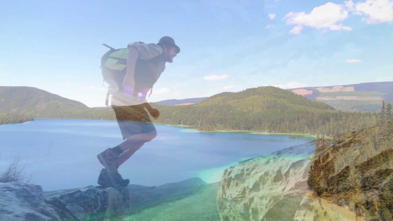 Excursionista iniciando en un afloramiento rocoso explorando el terreno, saltando un abismo y navegando por una cresta con mochila para la aventura.