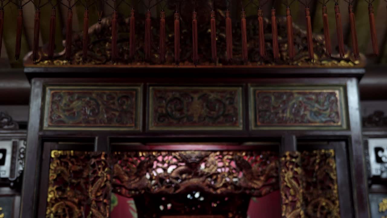 대만 사원 내부 화려한 장식 화려한 직조 직물 기울기 향 버너 - 양초 제단 신사