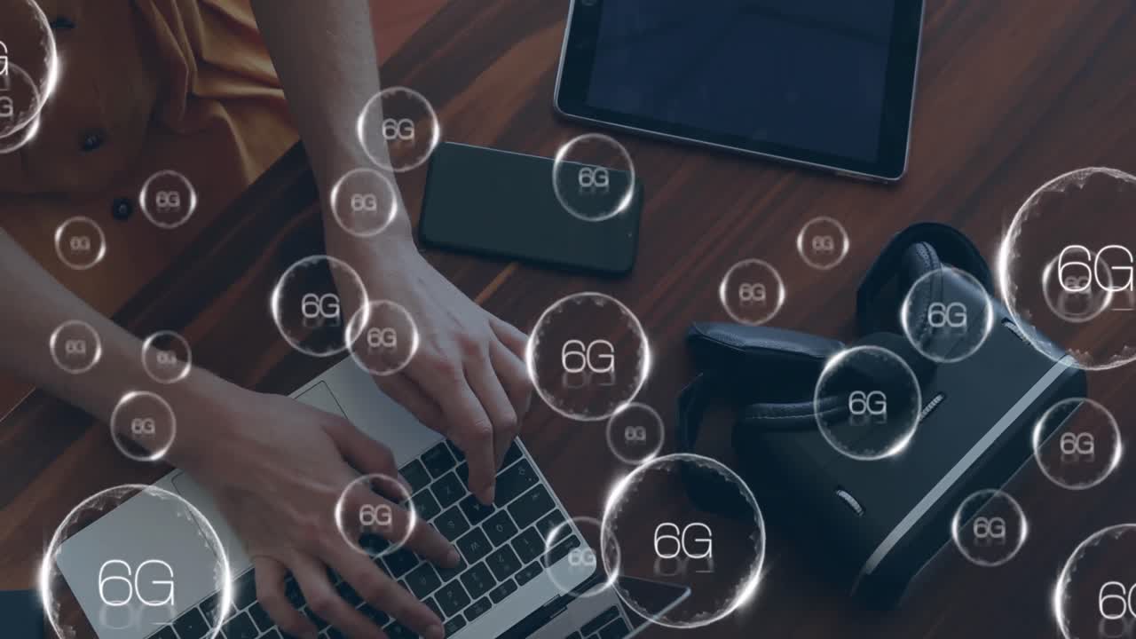 노트북을 사용하는 백인 여성에 대한 6g 텍스트의 애니메이션