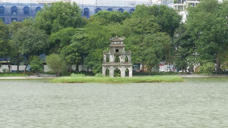 El-Agua-Del-Lago-Fluyendo-Por-Un-Pequeño-Diseño-Arquitectónico.