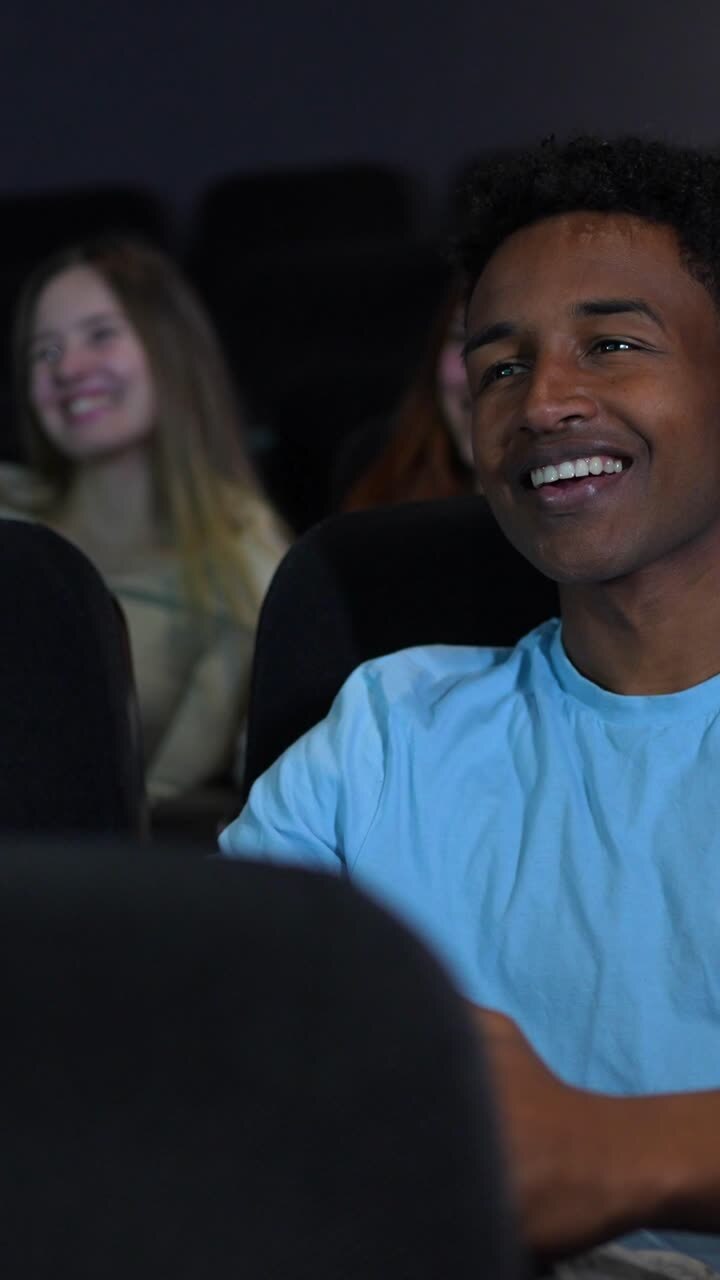 personas viendo una película en un cine