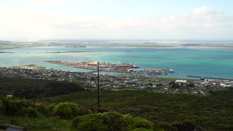 Acantilado-En-Nueva-Zelanda,-Vista-Desde-Arriba-Del-Puerto-Industrial-De-La-Bahía,-Península-Ubicada-En-Nueva-Zelanda,-Vista-Aérea-De-Distancia-De-Drones