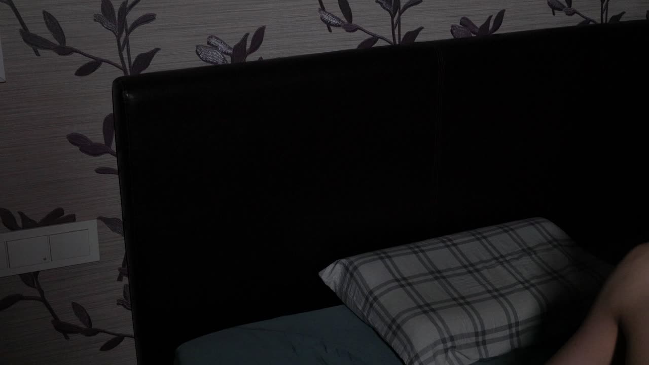 젊은 피곤한 백인 남자가 침대에서 일어나 불면증을 고 피곤하고 우울합니다.