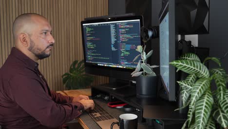 ingeniero hispano que arregla errores o problemas en la producción