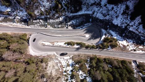 Kurvenreiche-Alpenstraße-Mit-Vorbeifahrendem-Auto