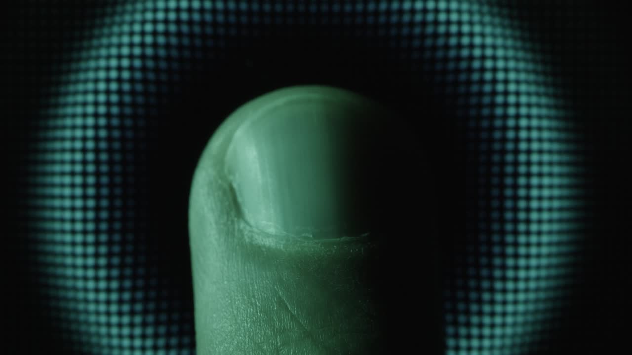 escáner de huellas dactilares en acción de cerca