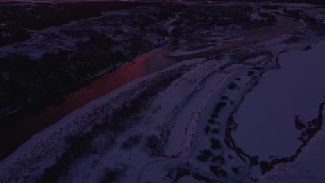 vista de un dron de las montañas cubiertas de nieve de calgary durante un hermoso amanecer de invierno