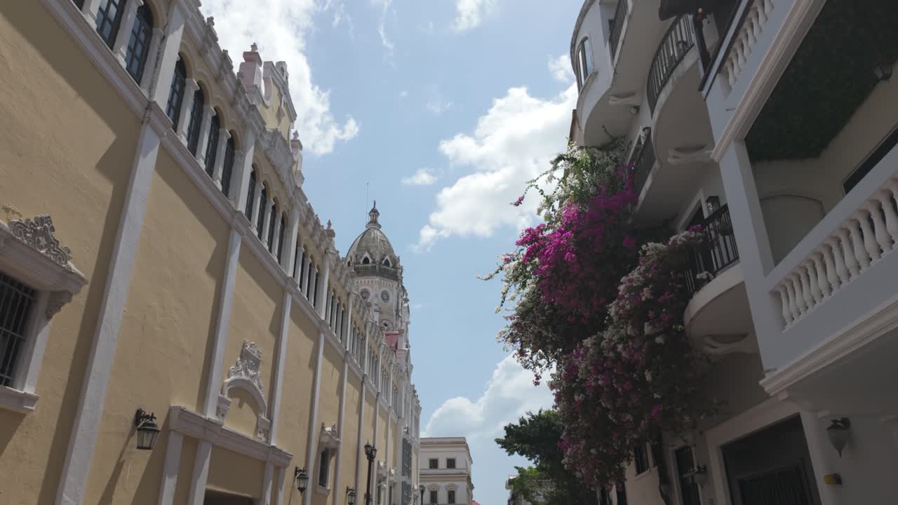 Rua Colonial Charmosa em uma Cidade Latino-Americana