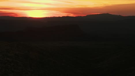 Sonnenuntergang-Zur-Goldenen-Stunde-über-Der-Dunklen-Landschaft-Des-Big-Bend-Nationalparks-In-Texas,-USA