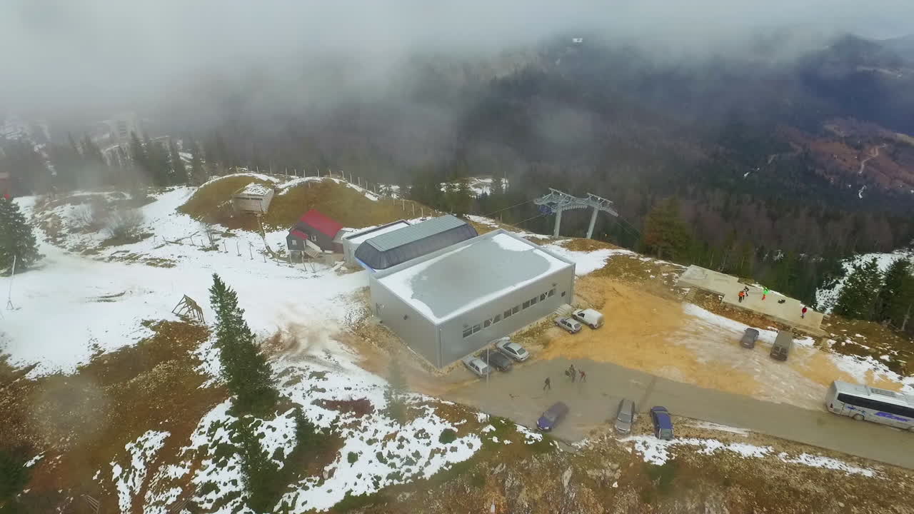 вид с воздуха на туристический спортивный, горнолыжный и рекреационный курорт на горе яхорина, босния и герцеговина