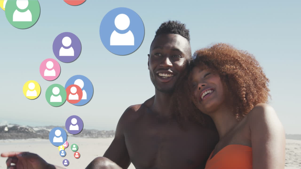 Animation av sociala medieikoner med personer över ett leende förälskat par på en strand
