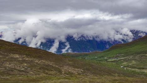 Sommerlicher-Blick-Auf-Den-Gebirgspass-Bjorgavegen.-Norwegen