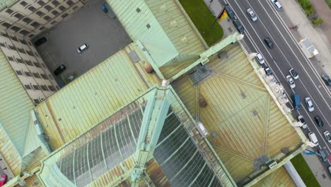 vista aérea de arriba hacia abajo del palacio de justicia de munich