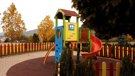 patio de recreo vacío durante una pandemia en la temporada de otoño