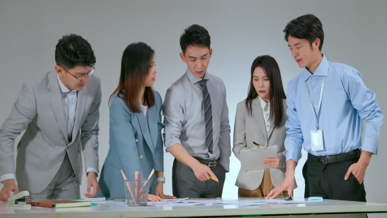 젊은 아시아 창의적 비즈니스 스타트업 팀 회의