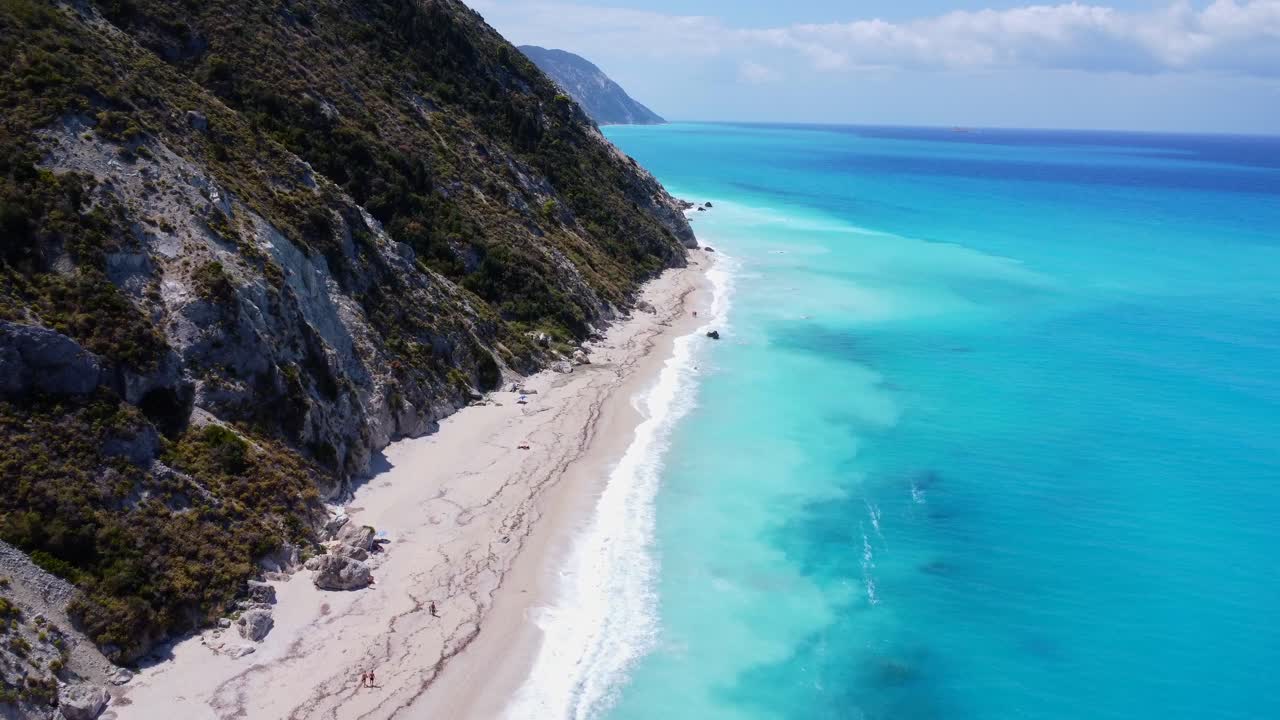 Linda praia com água turquesa e montanhas ao fundo