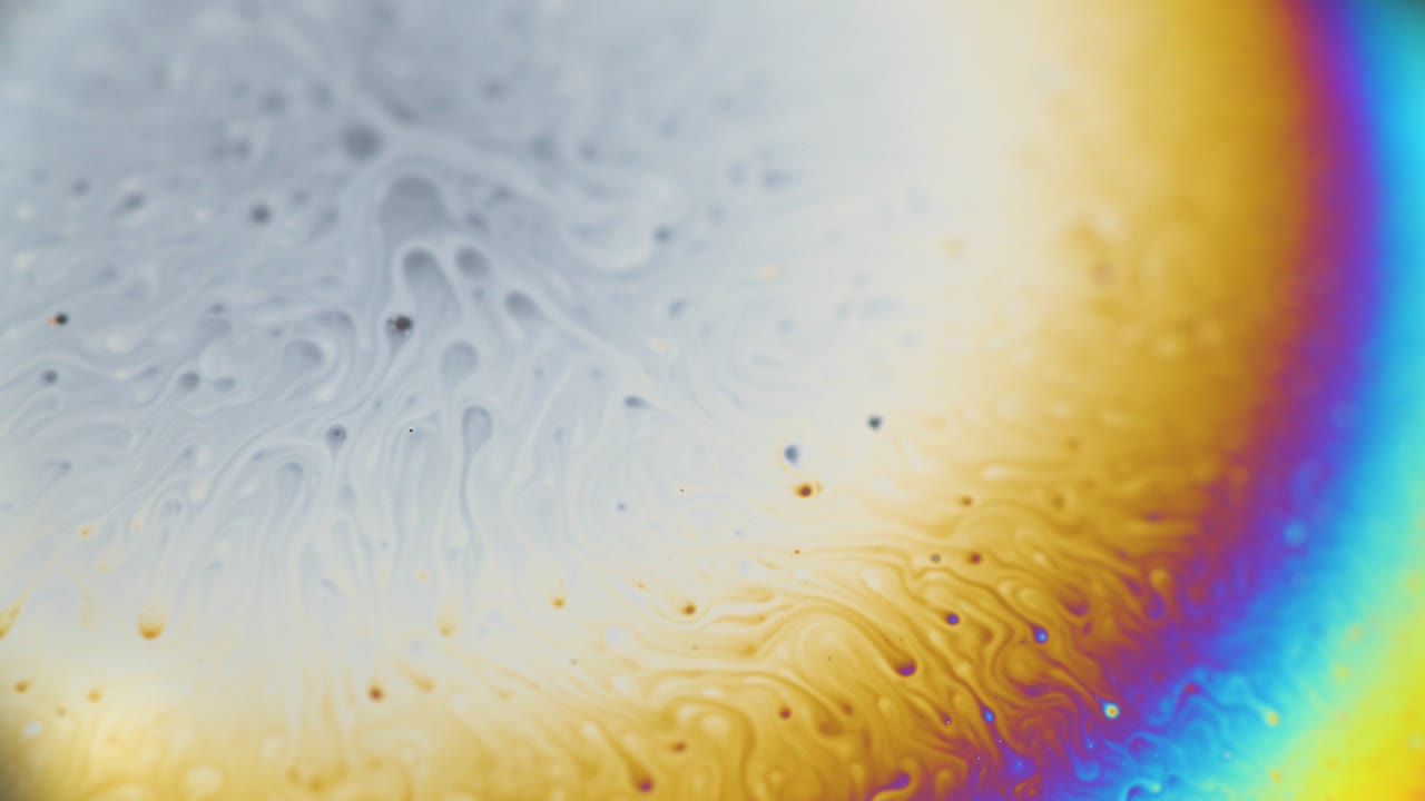 planeta abstracto psicodélico de una burbuja de jabón, refracción de la luz en una burbuje de jabón. macro de primer plano en la burbuja del jabón. colores del arco iris en un fondo negro. modelo de espacio o planetas universo galaxia cósmica.