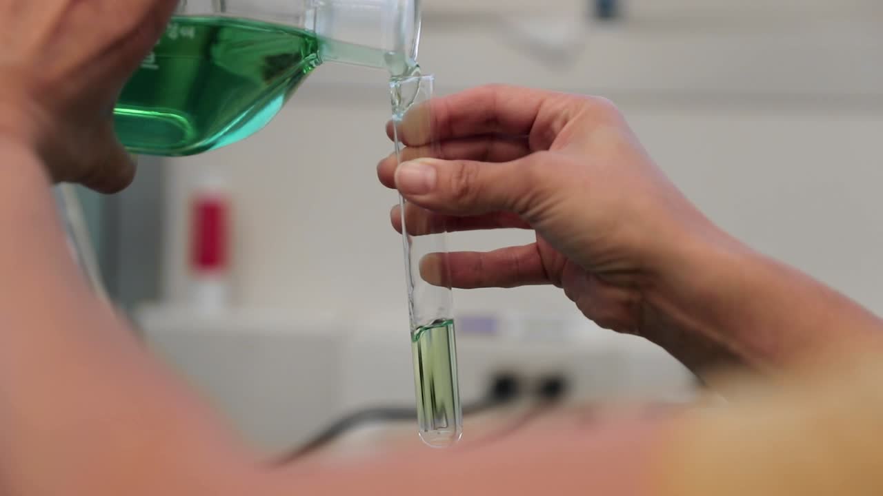 científico llenando un tubo de ensayo en un laboratorio