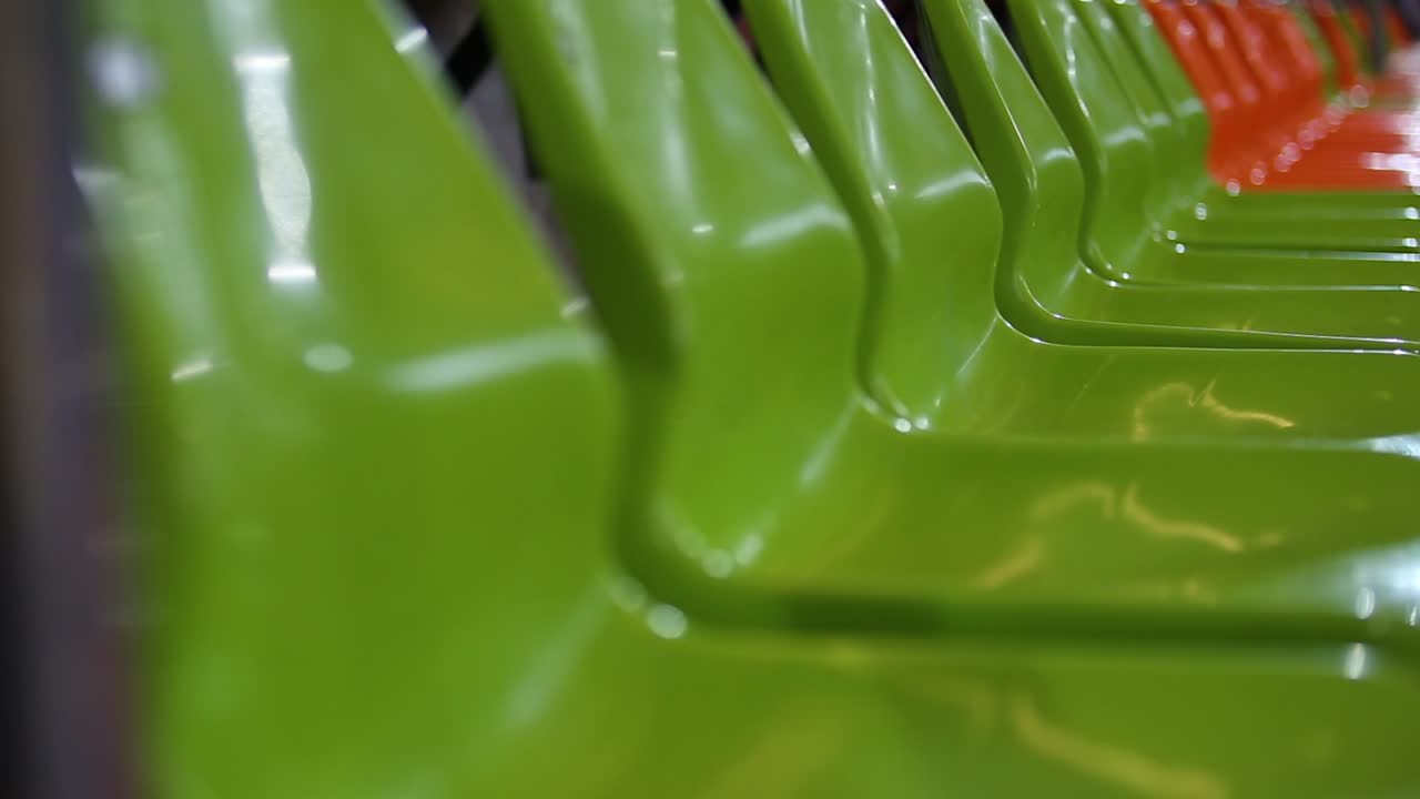 filas de filas de sillas de estadio verdes y naranjas