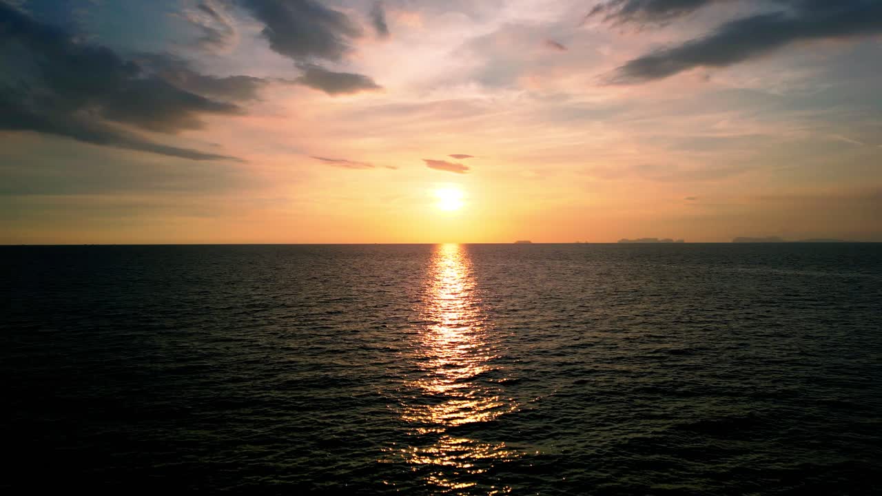 4K Cinematisk natur droneoptagelse af en panoramisk luftudsigt over de smukke strande og bjerge på øen Koh Lanta i Krabi, Sydthailand, under solnedgang
