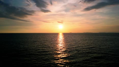 4K-Filmaufnahmen-Einer-Naturdrohnenaufnahme-Einer-Panorama-Luftaufnahme-Der-Wunderschönen-Strände-Und-Berge-Auf-Der-Insel-Koh-Lanta-In-Krabi,-Südthailand,-Bei-Sonnenuntergang