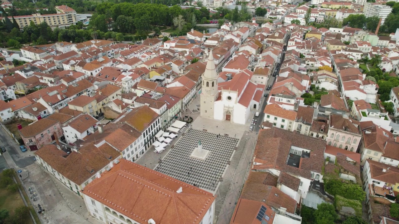Vista aerea della Chiesa di São João Baptista e di Praça da República a Tomar, Portogallo.