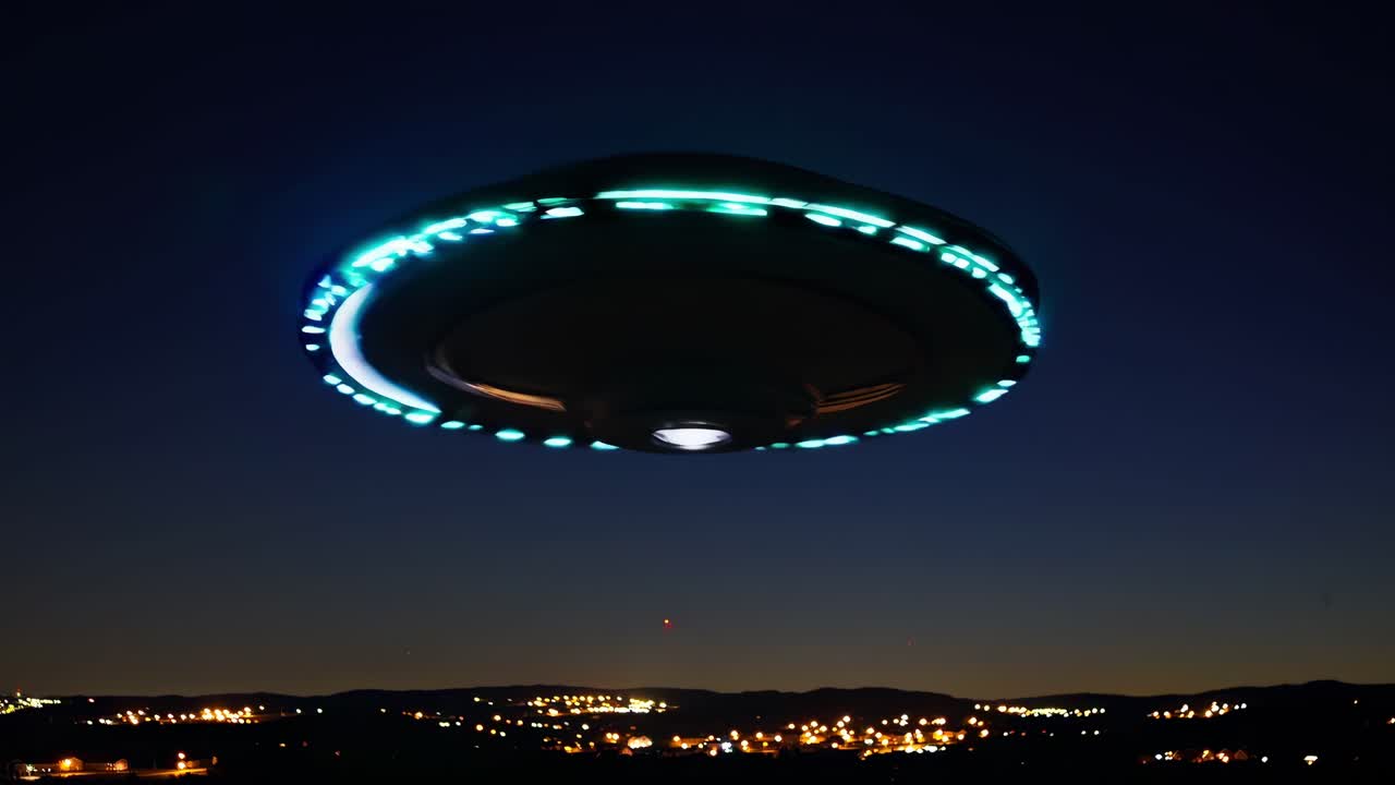 Salaperäinen UFO kaupungin yllä yöllä