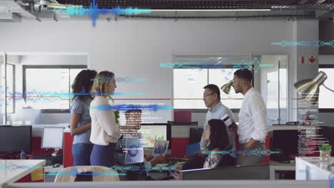 animación del procesamiento de datos contra un equipo de diversos colegas discutiendo juntos en la oficina