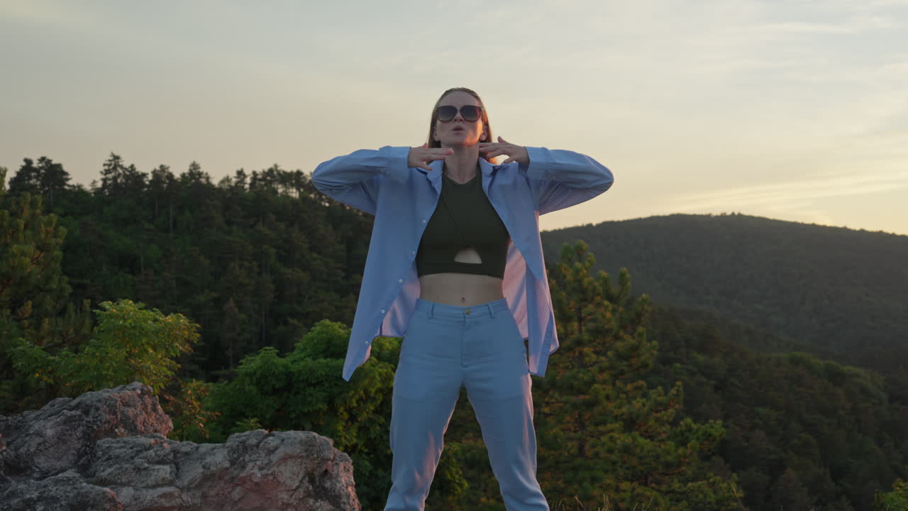 mujer calmándose en la naturaleza