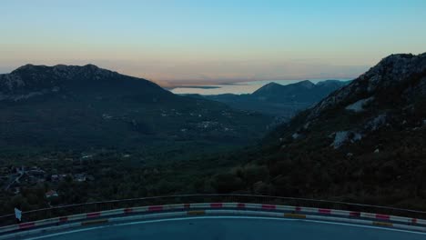 Plano-Medio-Aéreo-De-La-Carretera-De-Montaña-Después-Del-Atardecer-1