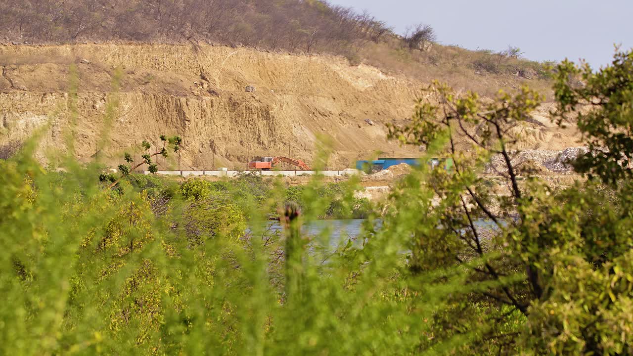 parte de un sitio de construcción junto al agua en una isla del caribe