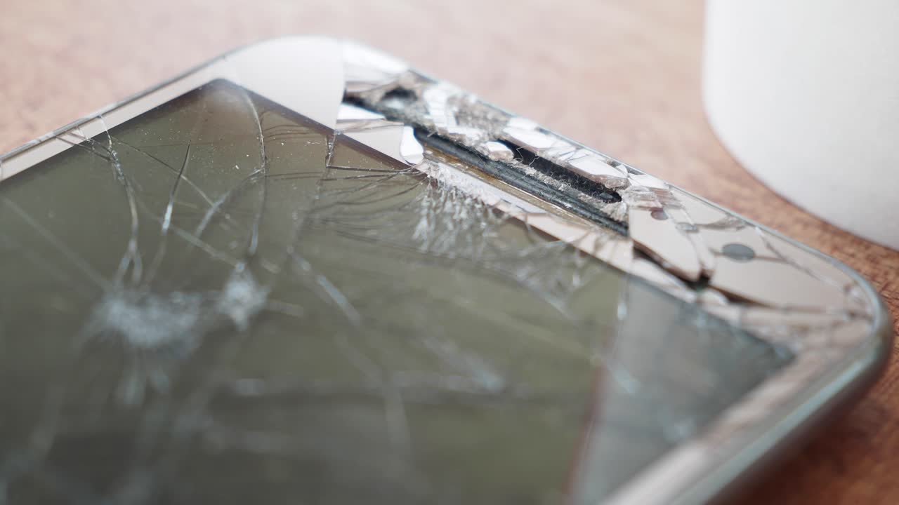 깨진 스마트폰 화면