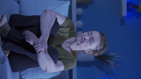 vídeo vertical de la mujer balanceándose nerviosamente en su asiento.