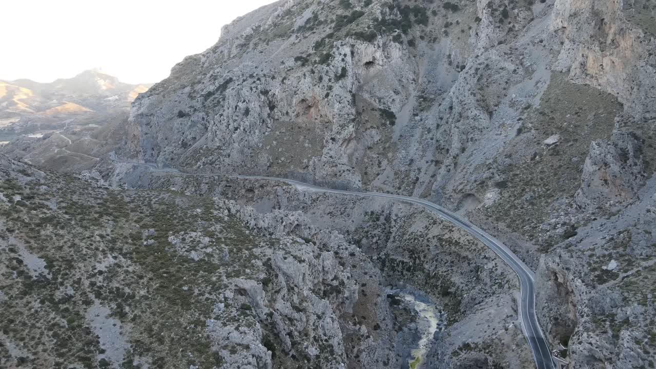 vista aérea de la carretera de montaña en grecia entre empinadas laderas rocosas