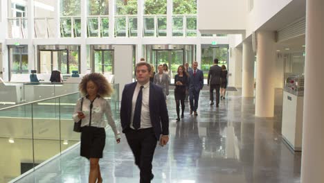 hombres de negocios en el concurrido área del vestíbulo de una oficina moderna filmada en r3d