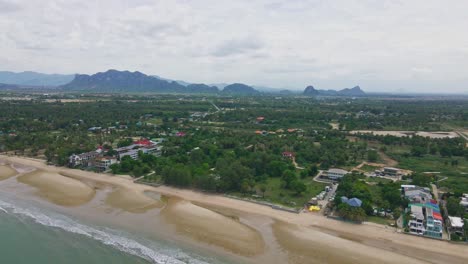 Cha-Am-Strand-Mit-Bergigem-Hintergrund-über-Der-üppigen-Landschaft-In-Thailand