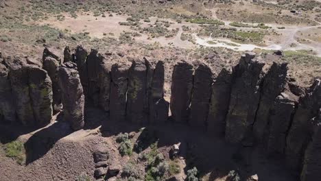 El-Aumento-De-La-Antena-Se-Inclina-Hacia-La-Formación-De-Plumas,-Torres-De-Basalto-Columnar,-Wa