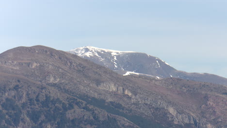 paisaje de cordilleras nevadas