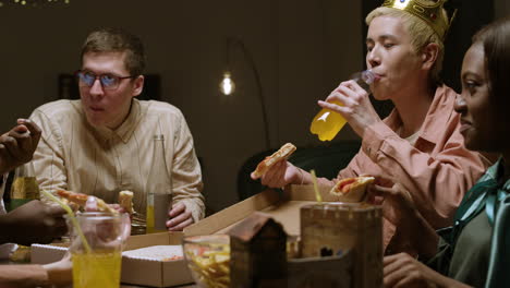 amigos comiendo pizza