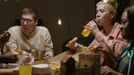 amigos comiendo pizza.