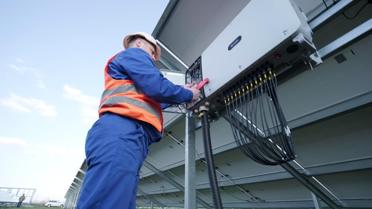 el inspector comprueba el nivel real de tensión de salida del inversor