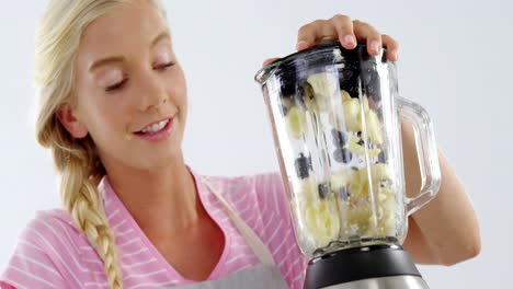 mujer preparando un batido