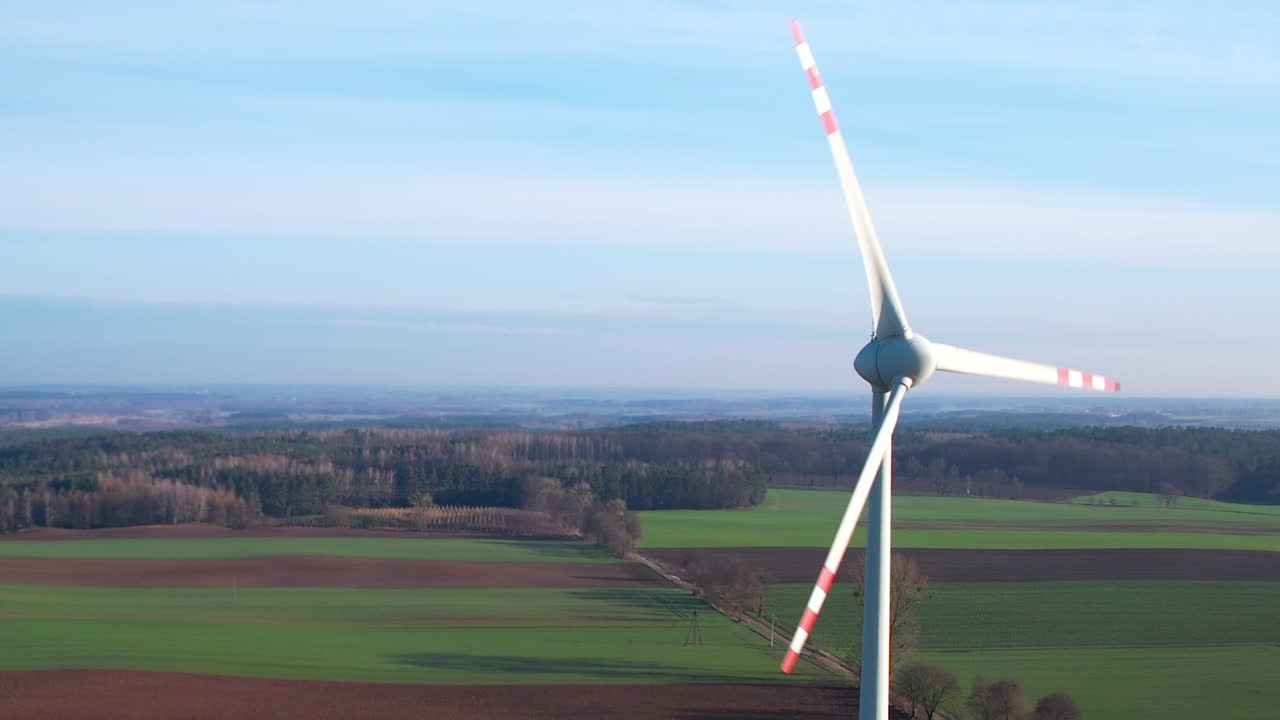 시골 시골 에서 거대한 풍력 터빈 의 회전 블레이드 의 공중 뷰