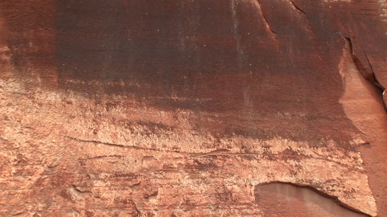 toma panorámica de petroglifos antiguos en un acantilado de arenisca