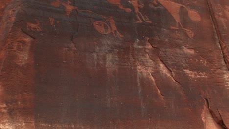 Schwenken-Sie-Die-Aufnahme-Alter-Petroglyphen-Auf-Einer-Sandsteinklippe