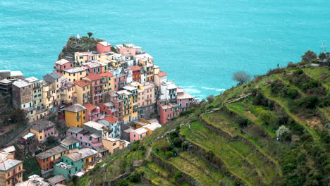 Zeitraffer-Von-Wellen,-Die-In-Die-Italienische-Küste-Von-Manarola-Schlagen,-Mit-Abgestuftem-Ackerland-Und-Dem-Wohngebiet-Im-Vordergrund