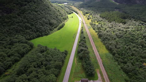 Vista-Aérea-De-La-Carretera-A-Lo-Largo-Del-Valle-De-Romsdalen-Hacia-Åndalsnes-En-Noruega-Con-Paisajes-De-Ladera-De-Trollveggen