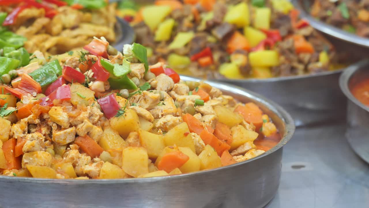 Stufato appetitoso di pollo e verdure con patate e peperoni